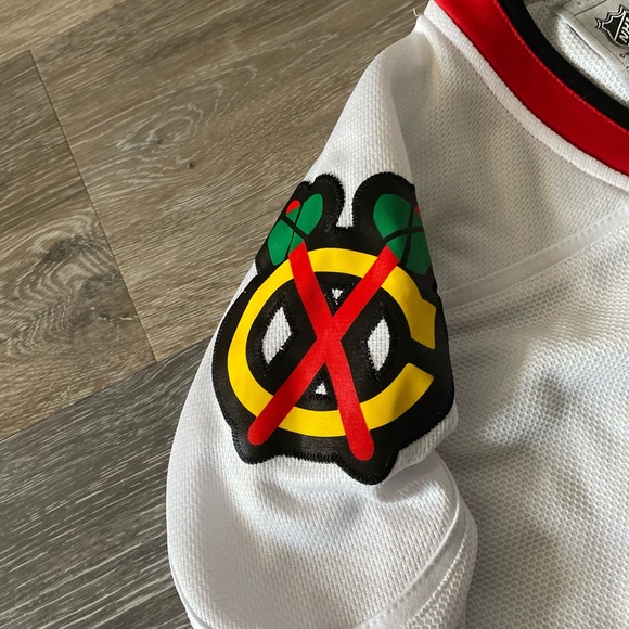 *SOLD* CHICAGO BLACKHAWKS THROWBACK REEBOK JERSEY - Picture 7 of 10